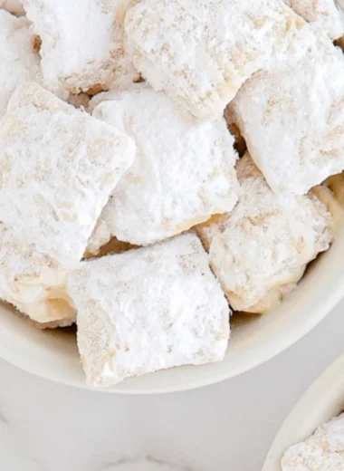 Delicious banana cream pie muddy buddies dessert featuring banana pudding flavors.