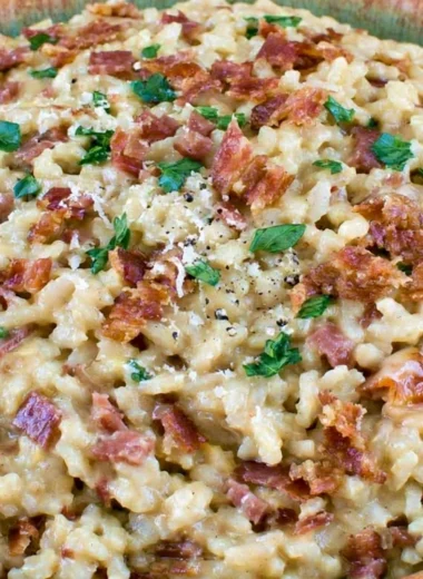 Creamy carbonara risotto garnished with parsley and cheese
