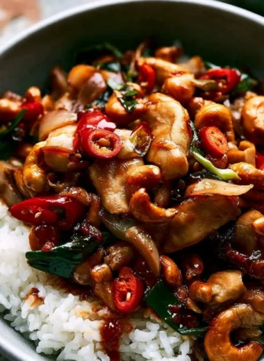 Delicious Thai Cashew Chicken Stir Fry with vibrant vegetables and crunchy cashews